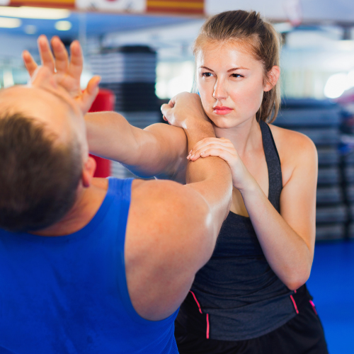 Jaka jest różnica między zajęciami z samoobrony a treningami w klubie sporów walki?